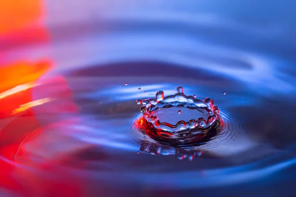 Vattendroppe stänk krona, närbild skott av vatten stänk — Stockfoto