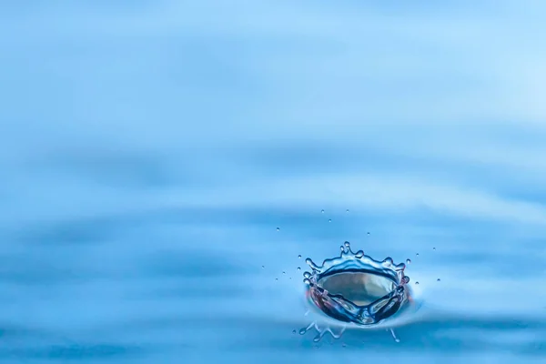 Water druppel spetter kroon, schot van water plons — Stockfoto