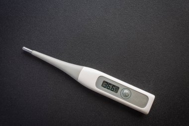 Koyu arkaplanda bir termometrenin resmi
