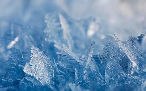 Winter achtergrond van ijskristallen, ijzige achtergrond — Stockfoto