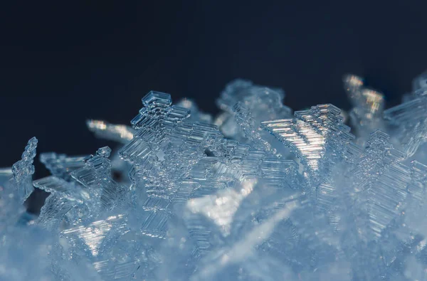 Fundo de inverno de cristais de gelo, fundo gelado — Fotografia de Stock