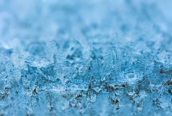 Vinter bakgrund av iskristaller, isig bakgrund — Stockfoto