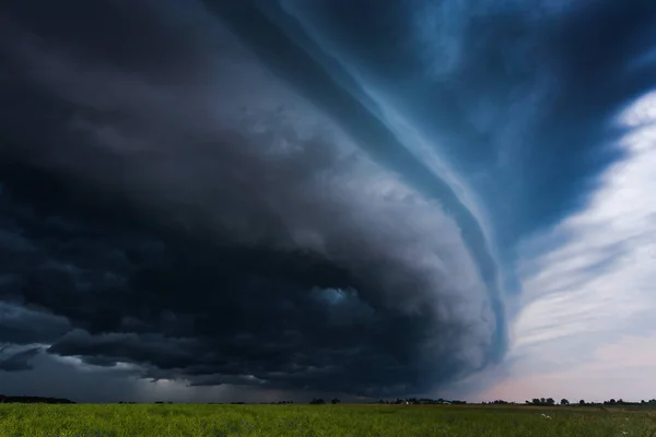 Gigantic shelf cloud of aproaching storm — Stock Photo, Image