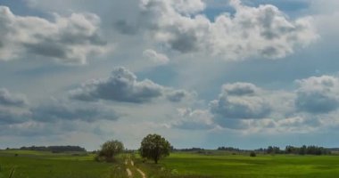 Zaman ayarlı. Beyaz bulutlar mavi gökyüzünde hızla hareket eder.