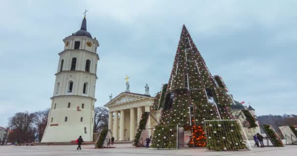 Χριστουγεννιάτικα φώτα και χριστουγεννιάτικο δέντρο, timelapse σε Βίλνιους, Λιθουανία — Αρχείο Βίντεο