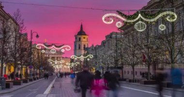 Gediminas Bulvarı 'nda akşam vakti sokaklarda çömelmiş yürüyen insanlar. Litvanya, Vilnius 'ta Noel zamanının dolması