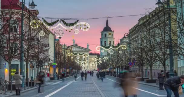 Вечер на проспекте Гедиминаса, люди ходят крудами по улицам. Время Рождества в Вильнюсе, Литва — стоковое видео