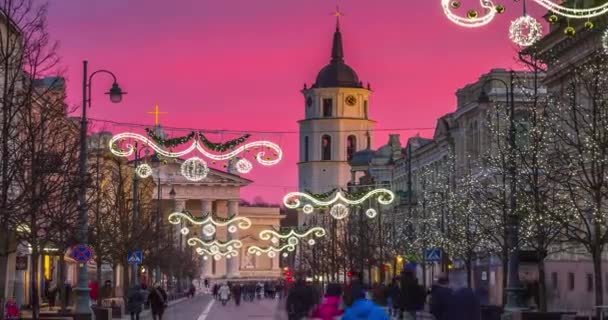 Kvällen på Gediminas avenyn går folk omkring på gatorna. Juletid i Vilnius, Litauen — Stockvideo