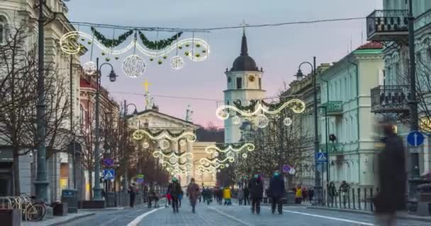 Noite na avenida Gediminas, pessoas andando de agacha andando nas ruas. Tempo limite de Natal Em Vilnius, Lituânia — Vídeo de Stock