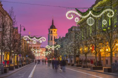 Gediminas Bulvarı 'nda akşam vakti sokaklarda çömelmiş insanlar. Litvanya, Vilnius 'ta Noel zamanının dolması
