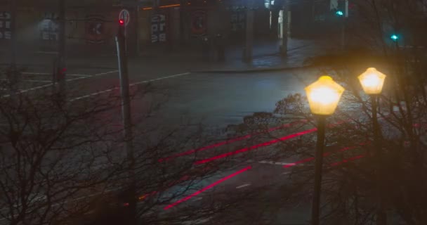 Time lapse video crossroad intersection with night lights. Cars moving in the streets — Stock Video