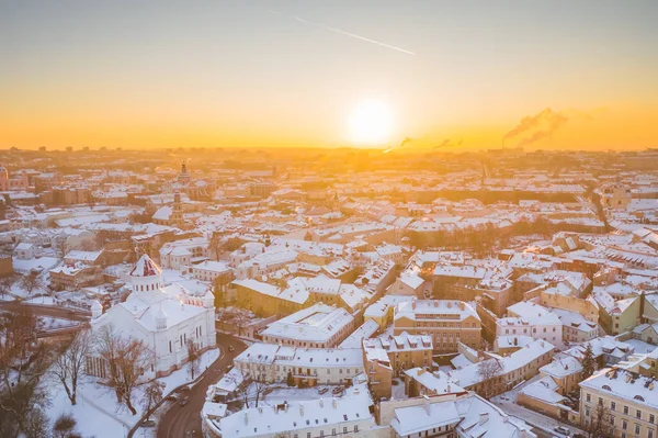 Vilnius város télen, élénk meleg színek hideg téli estén — Stock Fotó