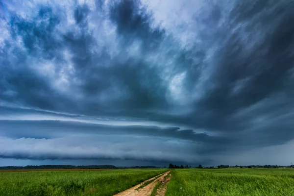 Chmury burzowe z intensywnym tropikalnym deszczem i błyskawicą — Zdjęcie stockowe