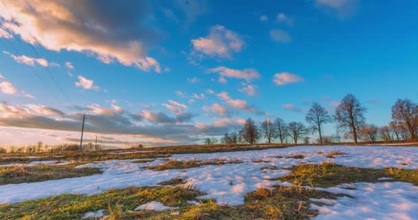 Primavera campo ammorbidito parzialmente coperto inverno scioglimento neve pronto per la nuova stagione. Campo arato all'inizio della primavera. Fattoria, Paesaggio agricolo sotto il cielo nuvoloso scenico. — Video Stock