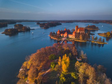 Trakai kalesinin güzel insansız hava aracı manzarası