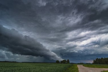 Dolu ve şiddetli rüzgarlarla fırtına bulutları