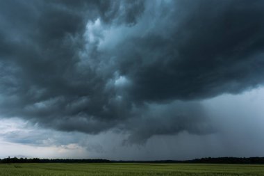 Yoğun tropik yağmurlu süperhücre fırtınası bulutları