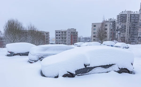 停车场冬季暴风雪中被雪覆盖的车辆 — 图库照片