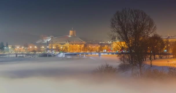 VILNIO, LITUANIA - 16 FEBBRAIO 2021: Nebbia mistica che scorre sul fiume Neris — Video Stock