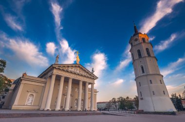 Çan kulesi ve Gediminas heykel meydanı olan katedral Vilnius 'ta akşam, Litvanya