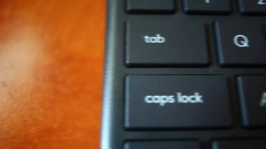 Anahtarı modern siyah bir masaüstü pc klavyesine girin