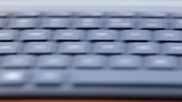 Палец нажимает клавишу ввода на современной черной клавиатуре настольного компьютера. Хит ввод на клавиатуре компьютера, экстремальный крупный план, детали — стоковое видео