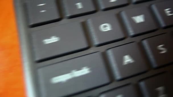 Το δάχτυλο πατάει το πλήκτρο enter σε ένα σύγχρονο μαύρο πληκτρολόγιο επιτραπέζιου υπολογιστή. Χτύπημα enter στο πληκτρολόγιο του υπολογιστή, ακραία closeup, λεπτομέρεια — Αρχείο Βίντεο