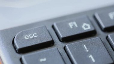 Esc tuşuna birden fazla kez basan adam