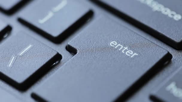 指は、現代の黒いデスクトップPCキーボードのエンターキーを押します。コンピュータのキーボードで入力を押すと、極端なクローズアップ、詳細 — ストック動画