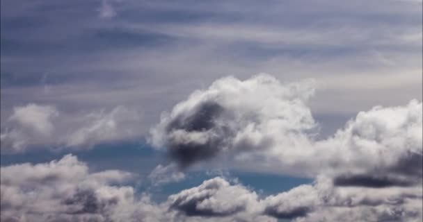 4k zaman geçidi bulutlu güzel mavi gökyüzü. Gökyüzü bulutları. Gökyüzü bulutlu doğa mavi bulutlu — Stok video