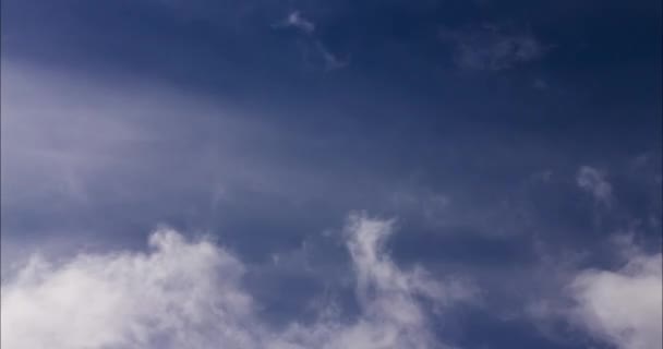 4k lapso de tempo belo céu azul com nuvens de fundo. Nuvens do céu. Céu com nuvens tempo natureza nuvem azul — Vídeo de Stock