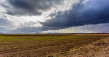 Zaman ayarlı. Beyaz bulutlar mavi gökyüzünde hızla ilerler.