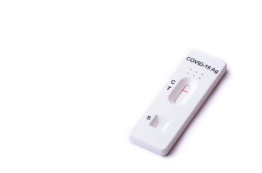 Rapid Covid-19 Coronavirus test kaseti antikor veya sars-cov-2 virüs salgını için beyaz arka planda izole edilmiş.