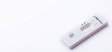 Rapid Covid-19 Coronavirus test kaseti antikor veya sars-cov-2 virüs salgını için beyaz arka planda izole edilmiş.