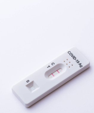 Rapid Covid-19 Coronavirus test kaseti antikor veya sars-cov-2 virüs salgını için beyaz arka planda izole edilmiş.
