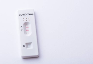 Rapid Covid-19 Coronavirus test kaseti antikor veya sars-cov-2 virüs salgını için beyaz arka planda izole edilmiş.