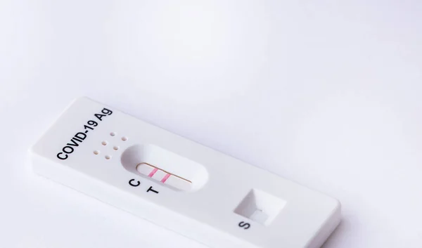 Rapid Covid-19 Coronavirus test kaseti antikor veya sars-cov-2 virüs salgını için beyaz arka planda izole edilmiş.