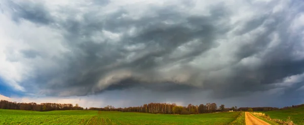 Schwere Gewitterwolken, Landschaft mit Gewitterwolken — Stockfoto