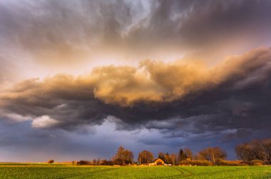 Gün batımında fırtına bulutları