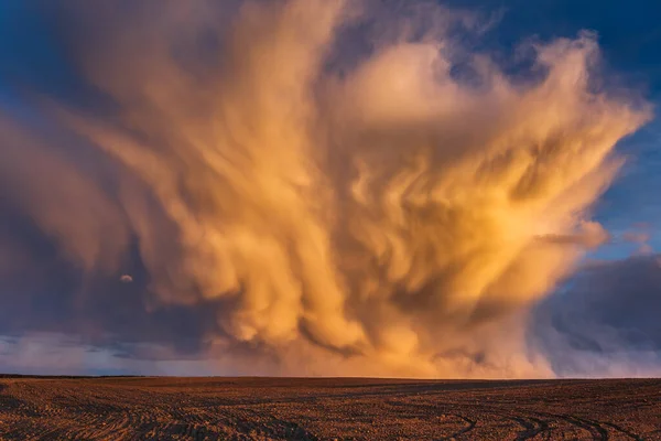 Mammatuswolken bei Sonnenuntergang, dramatische Gewitterwolken — Stockfoto