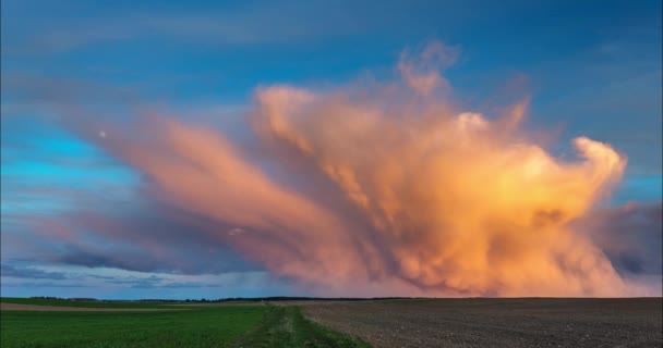 Mammatus Wolken bij zonsondergang Timelapse met maan — Stockvideo