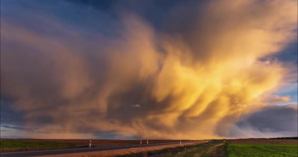 Mammatus Wolken bij zonsondergang Timelapse met pad — Stockvideo