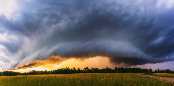 Nuages orageux au coucher du soleil, nuages orageux dramatiques — Photo