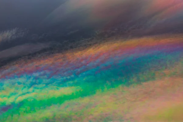 Ein seltener Anblick: schillernde Wolken. Die Beugung kann Wolken mit Farben wie einer Korona zum Leuchten bringen. — Stockfoto