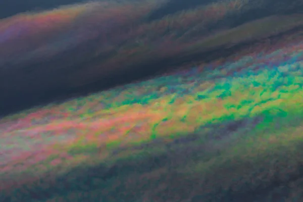 Une vue rare : des nuages irisés. La diffraction peut faire briller les nuages avec des couleurs comme une couronne. — Photo