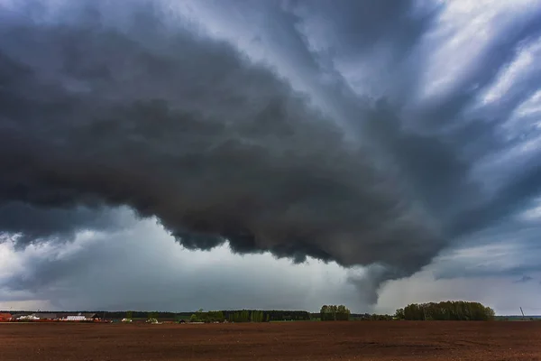 Schwere Gewitterwolken, Landschaft mit Gewitterwolken — Stockfoto