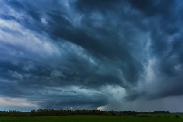 Schwere Gewitterwolken, Landschaft mit Gewitterwolken — Stockfoto