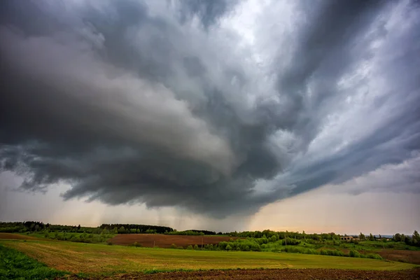 Schwere Gewitterwolken, Landschaft mit Gewitterwolken — Stockfoto