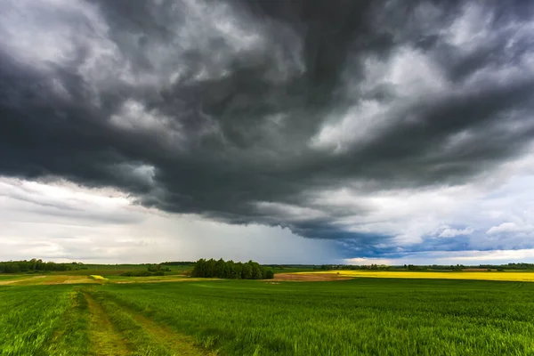 심한 뇌우 구름, 폭풍우 구름으로 뒤덮인 풍경 — 스톡 사진