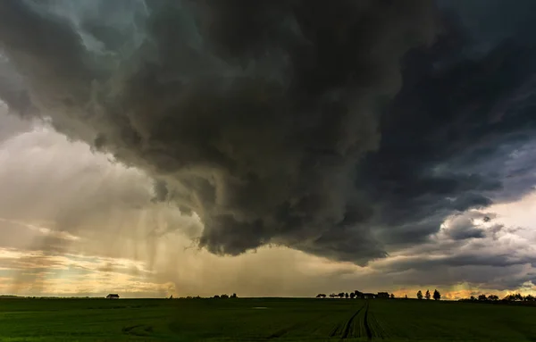 Schwere Gewitterwolken, Landschaft mit Gewitterwolken — Stockfoto